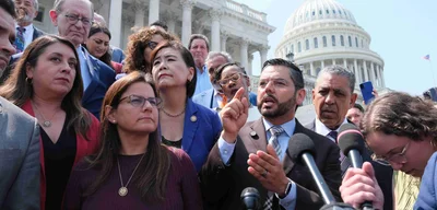 Democratic Senators Demand Transparency as ICE Agents Hide Behind Masks and Unmarked Vehicles