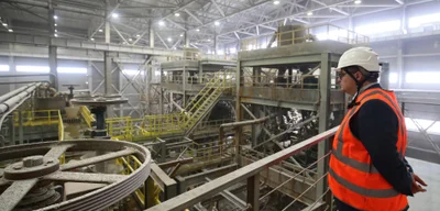 Russia's Manufacturing Sector Plummets 5% as Economy Teeters on Recession's Edge