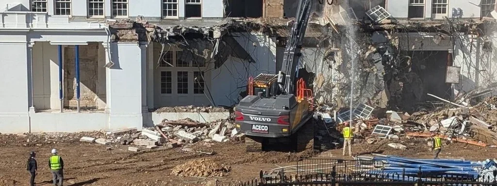 White House begins demolishing East Wing for $250M ballroom project