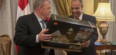Danish Foreign Minister gifts LEGO Great Pyramid to Egyptian Foreign Minister