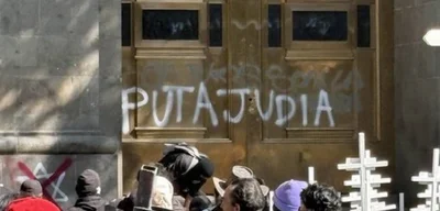 Protesters spray-paint 'Jewish whore' on National Palace gates in Mexico