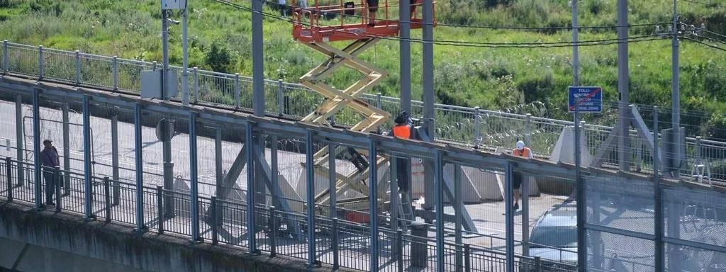 Estonia Closes Narva 'Bridge of Friendship' with Metal Gates to Secure Border