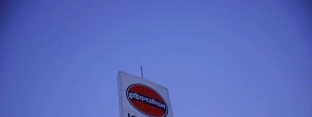 India's Largest Refiner Cuts Russian Oil Ties, Shifts to U.S. Crude Amid Trump's Tariff Threats