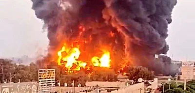 Massive Blaze at Tehran Oil Warehouse Sends Thick Smoke Over Capital, Firefighters Respond