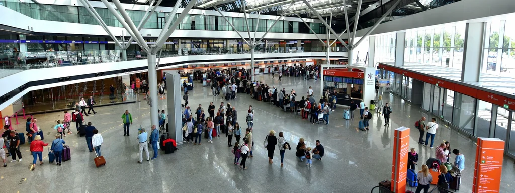 Breaking: Chopin Airport Evacuates Terminals Due to Unattended Luggage