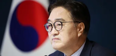 Kim Jong Un Shakes Hands with South Korea's Speaker in Historic Meeting