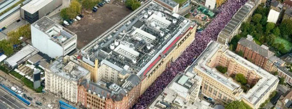 Featured image for: Massive Crowds Rally in London for Tommy Robinson's Event Massive Crowds Rally in London for Tommy Robinson's Event