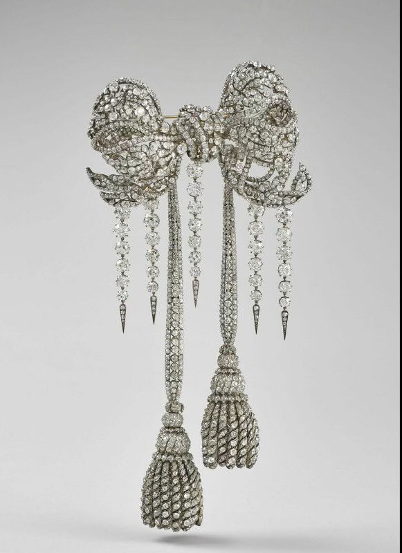 Eight pieces of jewelry stolen from the Louvre, including Empress Eugénie's diamond corsage bow