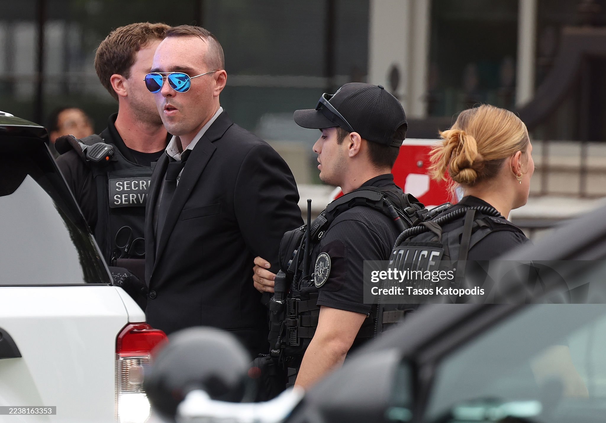 Individual arrested after attempting to climb White House fence
