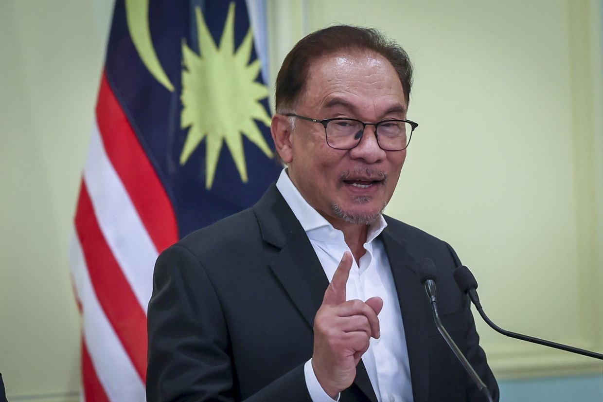 Anwar Ibrahim Urges Thailand and Cambodia to De-escalate Border Dispute Amid Rising Tensions