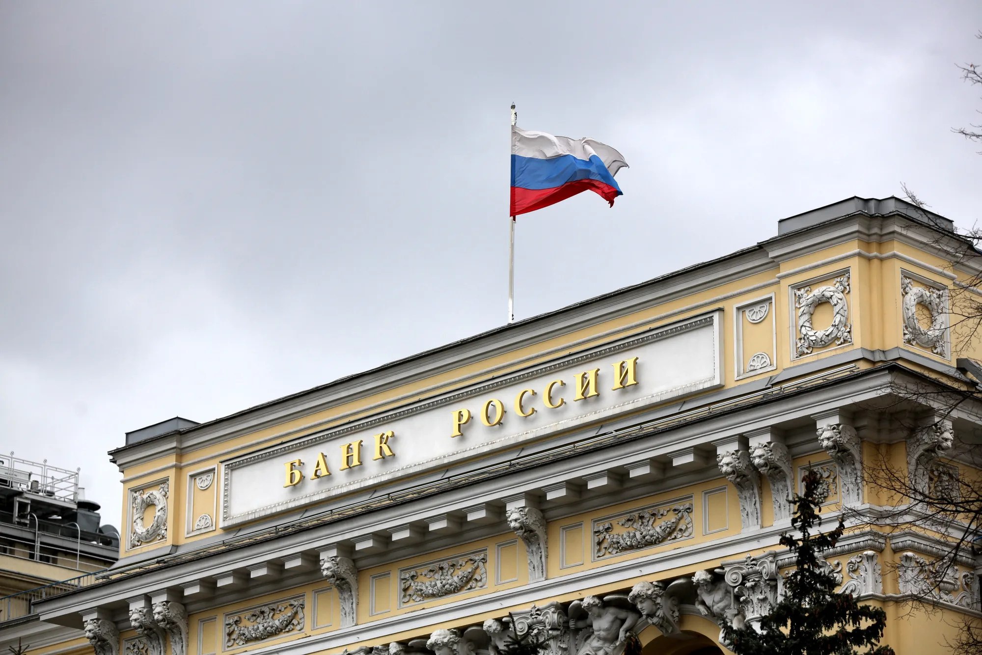 Russian Central Bank Cuts Key Interest Rate to 17% Amid Economic Struggles