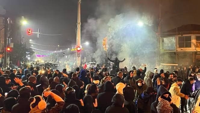 Iran security forces use live ammunition against protesters, 2,000 dead