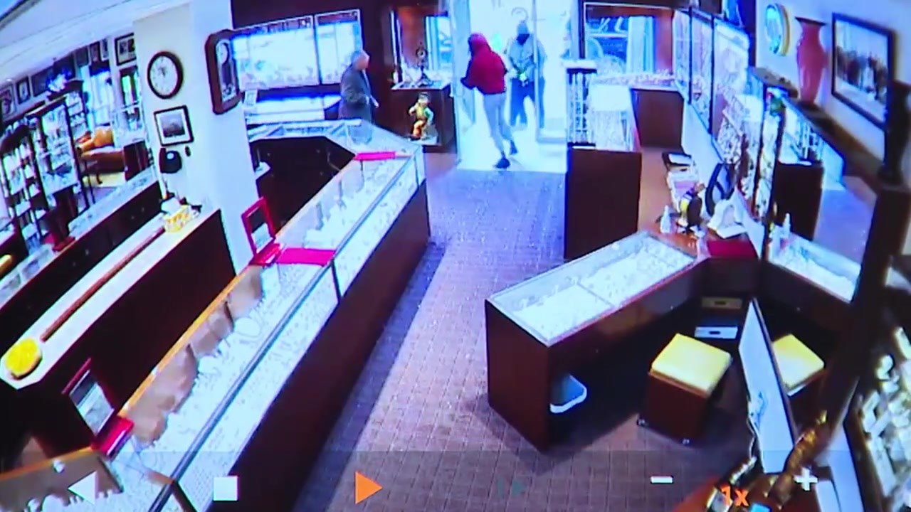 [Video] Seattle Jewel Heist: Armed Robbers Steal $2 Million in 90 Seconds, Still at Large
