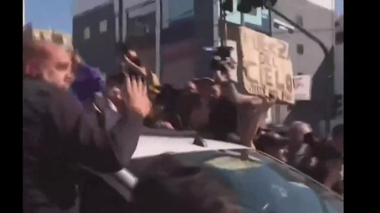 [Video] Protesters Hurl Stones at Argentine President Milei During Rally