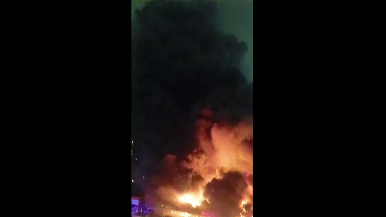 [Video] Massive fire breaks out at St. Petersburg market; two injured