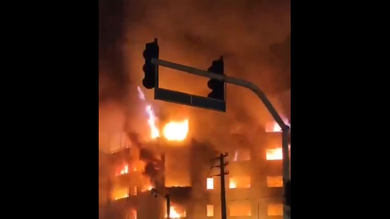 [Video] Iranian protesters set fire to Karaj District Municipality building