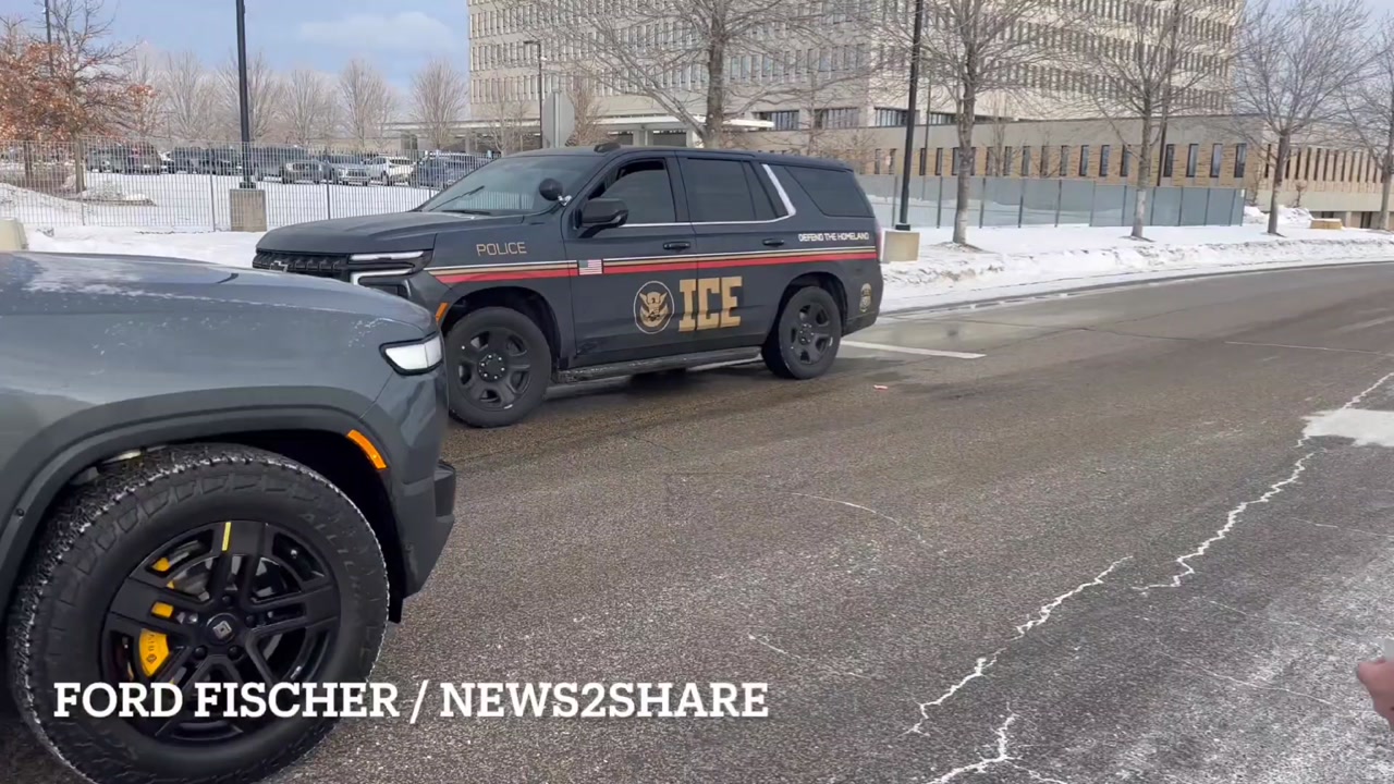 [Video] Man throws bologna at ICE agent vehicles in Minneapolis