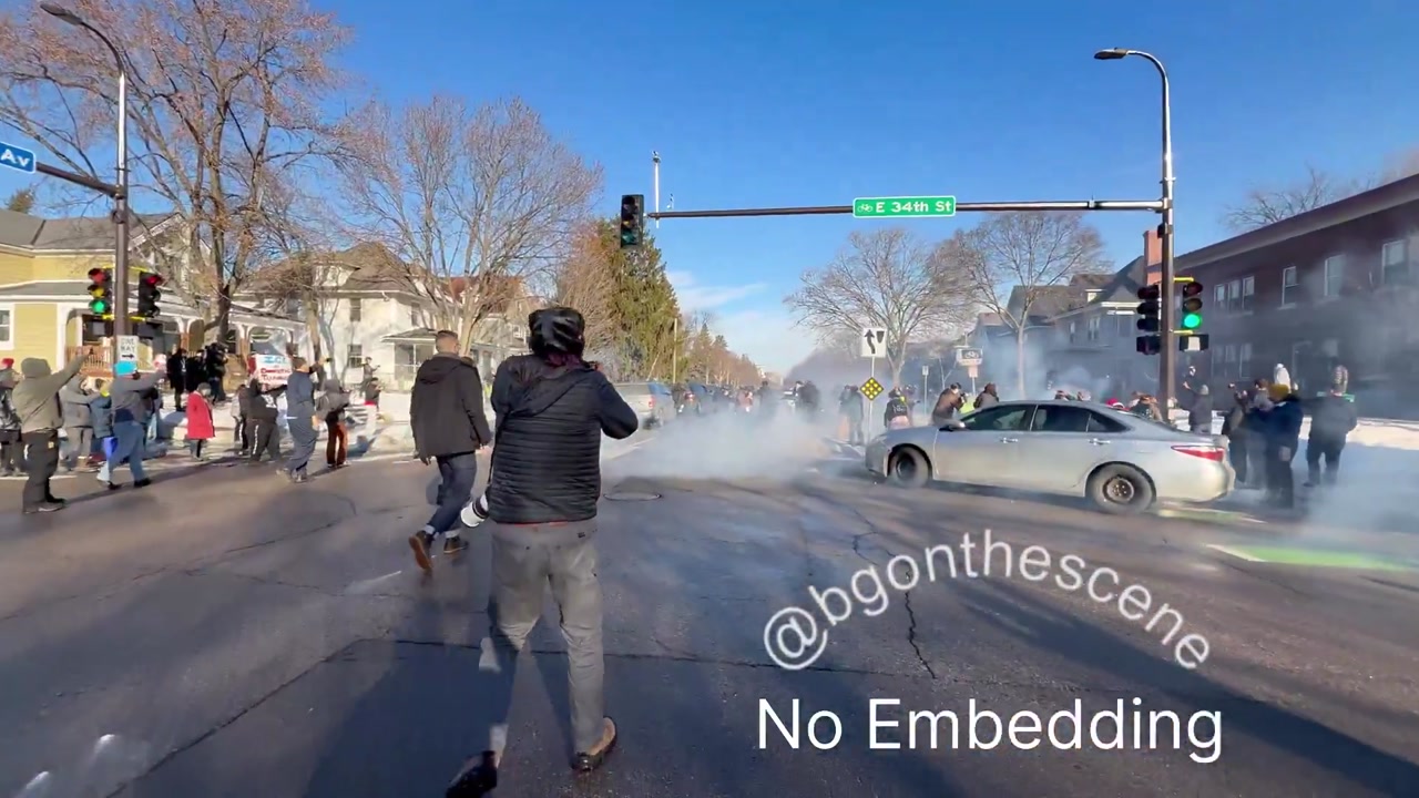 [Video] Crowd-control weapons used in Minneapolis as anti-ICE protesters attack police vehicle