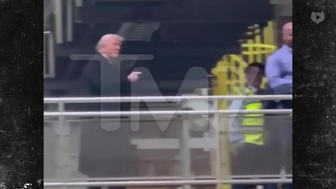 [Video] Trump shows middle finger to Ford plant worker after insult